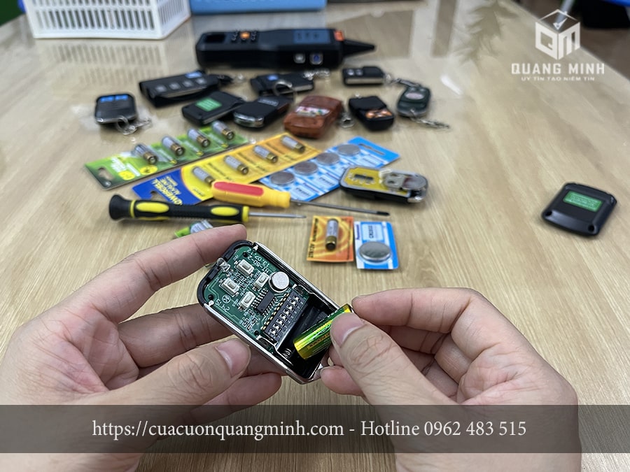 lắp pin điều khiển