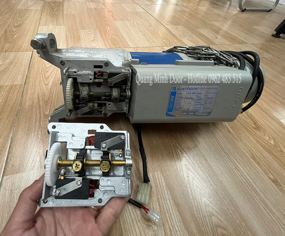 Thay hành trình motor cửa cuốn (1)
