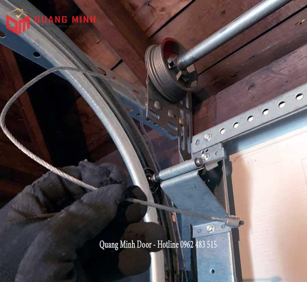 sửa cửa cuốn trượt trần đứt cáp