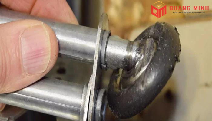 sửa cửa cuốn trượt trần hỏng bánh xe